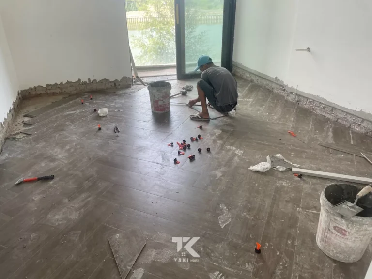 thi công hoàn thiện biệt thự ven sông Cổ Cò Đà Nẵng - lát gạch chỉnh chu, thẩm mỹ