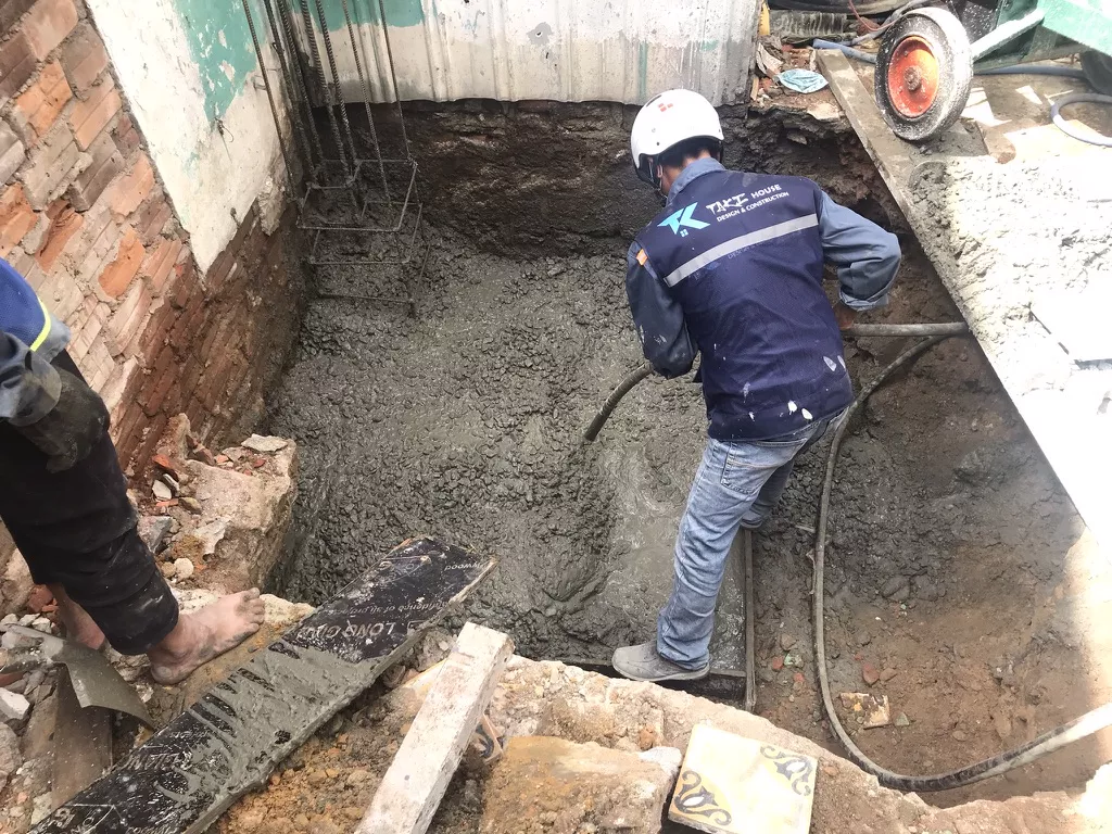 Thi công nhà trong kiệt hẻm nhỏ Hải Châu: Kinh nghiệm thực tế & an toàn liền kề 2 thi công nhà trong kiệt hẻm nhỏ Hải Châu - phầ thô móng đơn